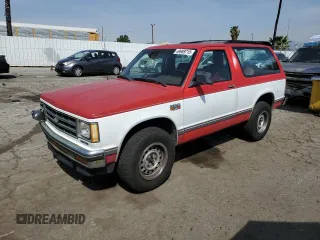 1987 Chevrolet Blazer z VIN 1GNCT18R5H8169349, wystawiony jako Copart lot #49989715 z przebiegiem 157 383 mil mil oraz Szkoda całkowita • Salvage title. Historia ofert i sprzedaży dostępna na DreamBid. Obrazek 1.