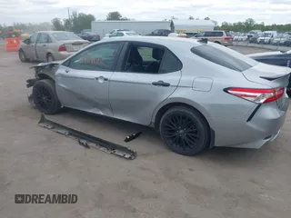 2020 Toyota Camry SE z VIN 4T1G11AK1LU334922, wystawiony jako IAAI lot #41964012 z przebiegiem 135 008 mil mil oraz . Historia ofert i sprzedaży dostępna na DreamBid. Obrazek 3.