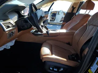 2020 BMW 7 Series 740i xDrive z VIN WBA7T4C06LGF97367, wystawiony jako Copart lot #85320674 z przebiegiem Nie podano mil oraz Szkoda całkowita • Salvage title. Historia ofert i sprzedaży dostępna na DreamBid. Obrazek 7.