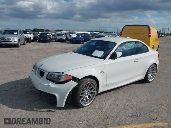 2011 BMW 1 Series M z VIN WBSUR9C56BVP76005, wystawiony jako IAAI lot #41399359 z przebiegiem 31 970 mil mil oraz . Historia ofert i sprzedaży dostępna na DreamBid. Obrazek 2.