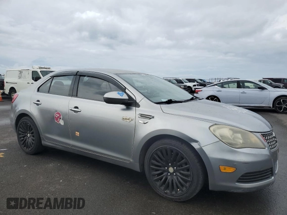 2011 Suzuki Kizashi SE z VIN JS2RE9A3XB6111196, wystawiony jako Copart lot #48076635 z przebiegiem 113 569 mil mil oraz Szkody całkowita. Historia ofert i sprzedaży dostępna na DreamBid. Obrazek 4.