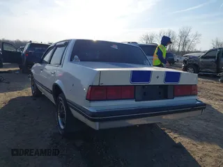 1988 Chevrolet Celebrity z VIN 1G1AW51W4J6137291, wystawiony jako IAAI lot #41777521 z przebiegiem 163 299 mil mil oraz . Historia ofert i sprzedaży dostępna na DreamBid. Obrazek 3.
