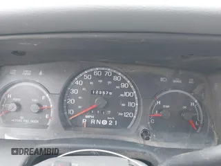 2003 Ford Crown Victoria LX z VIN 2FAFP74WX3X154904, wystawiony jako IAAI lot #42094274 z przebiegiem 123 579 mil mil oraz . Historia ofert i sprzedaży dostępna na DreamBid. Obrazek 7.