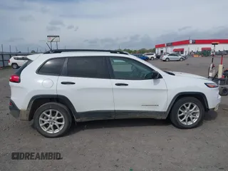 2017 Jeep Cherokee Sport z VIN 1C4PJLAB1HW640613, wystawiony jako IAAI lot #41930511 z przebiegiem 101 154 mil mil oraz . Historia ofert i sprzedaży dostępna na DreamBid. Obrazek 13.