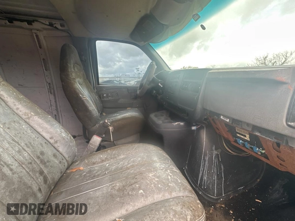 2003 GMC Savana Cargo z VIN 1GTHG35U431113170, wystawiony jako Copart lot #84913304 z przebiegiem 293 807 mil mil oraz Czysty tytuł • Clean title. Historia ofert i sprzedaży dostępna na DreamBid. Obrazek 5.