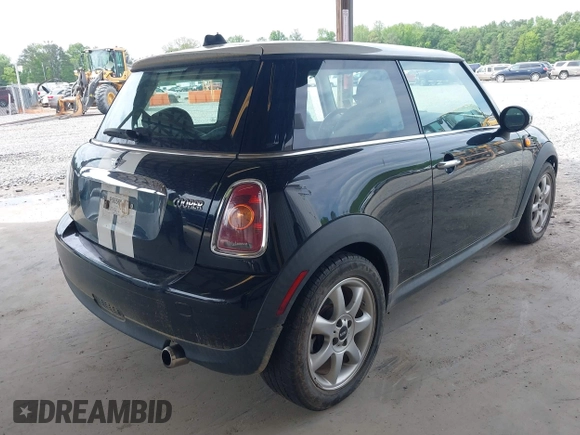 2010 MINI Hardtop z VIN WMWMF3C50ATZ26663, wystawiony jako IAAI lot #42137470 z przebiegiem 106 894 mil mil oraz . Historia ofert i sprzedaży dostępna na DreamBid. Obrazek 4.