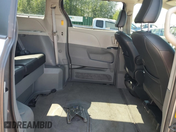 2014 Toyota Sienna SE z VIN 5TDXK3DC1ES457564, wystawiony jako Copart lot #59390205 z przebiegiem 131 090 mil mil oraz Szkoda całkowita • Salvage title. Historia ofert i sprzedaży dostępna na DreamBid. Obrazek 11.