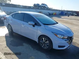 2024 Nissan Versa SV z VIN 3N1CN8EV8RL915330, wystawiony jako IAAI lot #41751236 z przebiegiem 2 955 mil mil oraz . Historia ofert i sprzedaży dostępna na DreamBid. Obrazek 1.