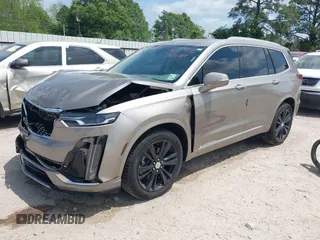 2022 Cadillac XT6 Premium Luxury z VIN 1GYKPCRS4NZ107852, wystawiony jako IAAI lot #42075012 z przebiegiem 66 046 mil mil oraz . Historia ofert i sprzedaży dostępna na DreamBid. Obrazek 2.