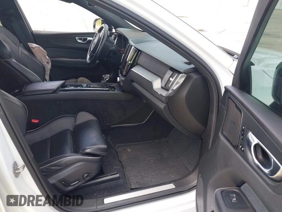 2020 Volvo XC60 R-Design with VIN YV4102DM6L1517568, listed as a IAAI auction lot 42383551 with 68,879 mi miles and . Bid and sale history available at DreamBid. Image 5.