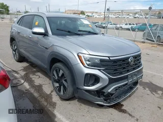 2024 Volkswagen Atlas SE z VIN 1V2HE2CA9RC235656, wystawiony jako IAAI lot #42203072 z przebiegiem 31 500 mil mil oraz . Historia ofert i sprzedaży dostępna na DreamBid. Obrazek 1.