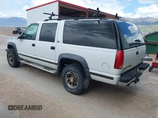 1994 GMC Suburban z VIN 1GKGK26N6RJ771534, wystawiony jako IAAI lot #42359227 z przebiegiem 257 865 mil mil oraz . Historia ofert i sprzedaży dostępna na DreamBid. Obrazek 3.