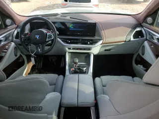 2024 BMW XM z VIN 5YM23CS05R9V07202, wystawiony jako Copart lot #42382675 z przebiegiem 10 028 mil mil oraz Szkody całkowita. Historia ofert i sprzedaży dostępna na DreamBid. Obrazek 8.