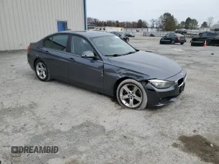 2013 BMW 3 Series 328i z VIN WBA3C1C51DK103209, wystawiony jako Copart lot #51299565 z przebiegiem 107 528 mil mil oraz Szkody całkowita. Historia ofert i sprzedaży dostępna na DreamBid. Obrazek 4.