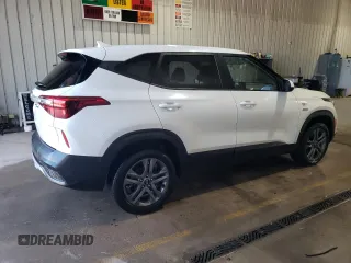2021 Kia Seltos LX z VIN KNDEPCAA4M7138115, wystawiony jako Copart lot #58393665 z przebiegiem 57 132 mil mil oraz Szkoda całkowita • Salvage title. Historia ofert i sprzedaży dostępna na DreamBid. Obrazek 3.