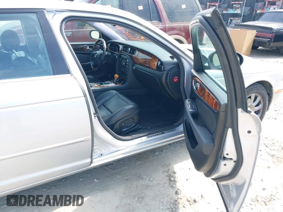 2004 Jaguar XJ 8 z VIN SAJWA71C24SG32778, wystawiony jako IAAI lot #42265164 z przebiegiem 155 872 mil mil oraz . Historia ofert i sprzedaży dostępna na DreamBid. Obrazek 5.