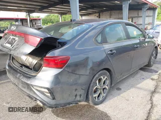 2021 Kia Forte LXS z VIN 3KPF24AD8ME263248, wystawiony jako IAAI lot #42110442 z przebiegiem 76 323 mil mil oraz . Historia ofert i sprzedaży dostępna na DreamBid. Obrazek 4.