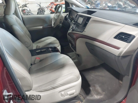 2013 Toyota Sienna XLE z VIN 5TDDK3DCXDS053048, wystawiony jako IAAI lot #42163668 z przebiegiem 104 765 mil mil oraz . Historia ofert i sprzedaży dostępna na DreamBid. Obrazek 5.