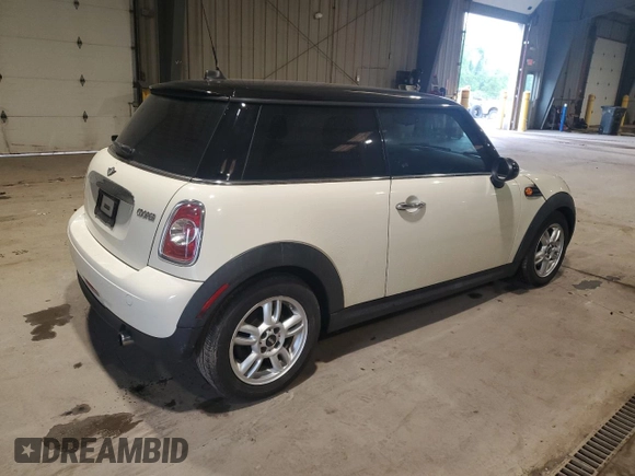 2013 MINI Hardtop z VIN WMWSU3C57DT688747, wystawiony jako Copart lot #56912395 z przebiegiem 110 149 mil mil oraz Szkoda całkowita • Salvage title. Historia ofert i sprzedaży dostępna na DreamBid. Obrazek 3.