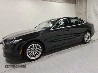2024 BMW 5 Series 530i z VIN WBA43FJ04RCR49330, wystawiony jako Copart lot #55535105 z przebiegiem 30 694 mil mil oraz Czysty tytuł • Clean title. Historia ofert i sprzedaży dostępna na DreamBid. Obrazek 1.