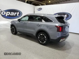 2024 Kia Sorento S z VIN 5XYRL4JC4RG257605, wystawiony jako Copart lot #56422215 z przebiegiem 24 422 mil mil oraz Czysty tytuł • Clean title. Historia ofert i sprzedaży dostępna na DreamBid. Obrazek 2.