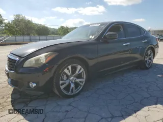 2011 Infiniti M z VIN JN1BY1AP0BM322882, wystawiony jako Copart lot #55948135 z przebiegiem 108 355 mil mil oraz Czysty tytuł • Clean title. Historia ofert i sprzedaży dostępna na DreamBid. Obrazek 1.