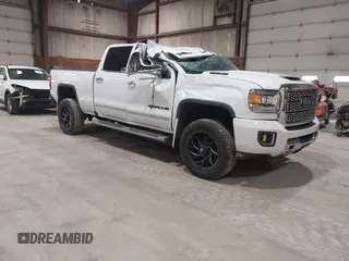 2019 GMC Sierra 2500HD Denali z VIN 1GT12SEY9KF205812, wystawiony jako IAAI lot #41894743 z przebiegiem 99 471 mil mil oraz . Historia ofert i sprzedaży dostępna na DreamBid. Obrazek 1.