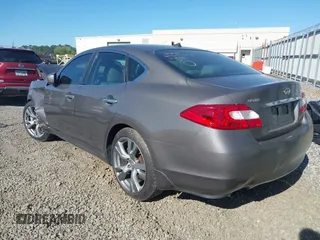2012 Infiniti M z VIN JN1BY1AP9CM331114, wystawiony jako IAAI lot #42051928 z przebiegiem 247 419 mil mil oraz . Historia ofert i sprzedaży dostępna na DreamBid. Obrazek 3.
