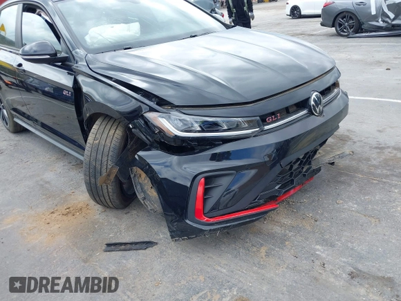 2025 Volkswagen Jetta GLI Autobahn z VIN 3VW2T7BU9SM003551, wystawiony jako IAAI lot #41808269 z przebiegiem 4 038 mil mil oraz . Historia ofert i sprzedaży dostępna na DreamBid. Obrazek 6.