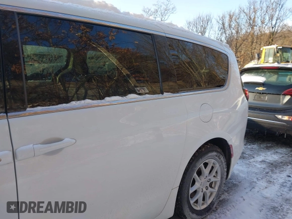 2020 Chrysler Voyager LX z VIN 2C4RC1CG7LR287442, wystawiony jako IAAI lot #41333170 z przebiegiem 30 355 mil mil oraz . Historia ofert i sprzedaży dostępna na DreamBid. Obrazek 19.