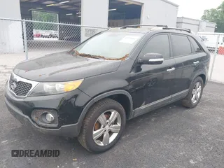 2013 Kia Sorento EX z VIN 5XYKU4A6XDG330770, wystawiony jako IAAI lot #42226062 z przebiegiem 184 705 mil mil oraz . Historia ofert i sprzedaży dostępna na DreamBid. Obrazek 2.