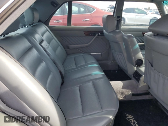 1990 Mercedes-Benz 560 with VIN WDBCA39E3LA553622, listed as a Copart auction lot 81530904 with 142,614 mi miles and Clean Title. Bid and sale history available at DreamBid. Image 10.