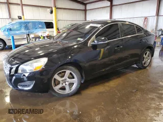 2013 Volvo S60 T5 Premier z VIN YV1612FS1D1220589, wystawiony jako Copart lot #58983665 z przebiegiem 81 341 mil mil oraz Szkoda całkowita • Salvage title. Historia ofert i sprzedaży dostępna na DreamBid. Obrazek 1.