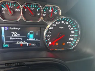 2017 Chevrolet Suburban LT z VIN 1GNSKHKC4HR207031, wystawiony jako Copart lot #62150635 z przebiegiem 209 342 mil mil oraz Czysty tytuł • Clean title. Historia ofert i sprzedaży dostępna na DreamBid. Obrazek 8.