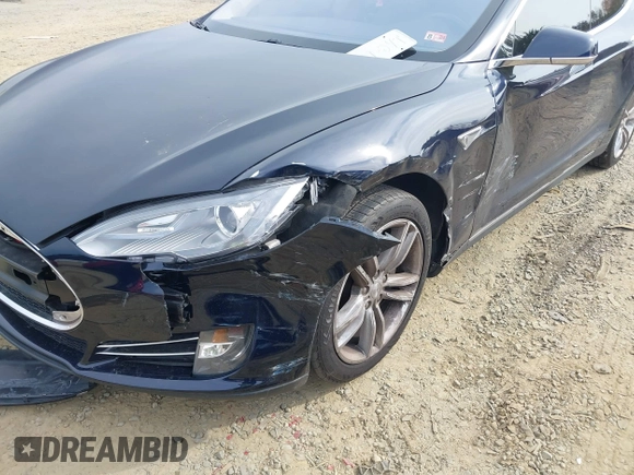 2014 Tesla Model S 60 with VIN 5YJSA1S12EFP42605, listed as a IAAI auction lot 40905031 with 68,155 mi miles and . Bid and sale history available at DreamBid. Image 6.