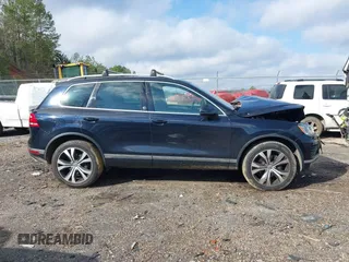 2017 Volkswagen Touareg Wolfsburg Edition z VIN WVGRF7BP6HD006748, wystawiony jako IAAI lot #41483215 z przebiegiem 97 816 mil mil oraz . Historia ofert i sprzedaży dostępna na DreamBid. Obrazek 13.