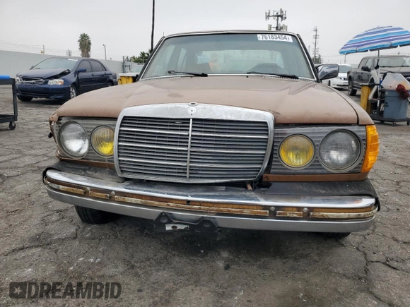 1981 Mercedes-Benz 300 D z VIN WDBAB30A3BB219467, wystawiony jako Copart lot #76183454 z przebiegiem 123 938 mil mil oraz Czysty tytuł • Clean title. Historia ofert i sprzedaży dostępna na DreamBid. Obrazek 5.