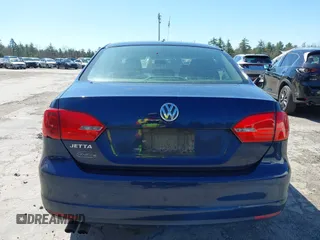 2014 Volkswagen Jetta S z VIN 3VW2K7AJ4EM256582, wystawiony jako IAAI lot #42115329 z przebiegiem 154 096 mil mil oraz . Historia ofert i sprzedaży dostępna na DreamBid. Obrazek 16.