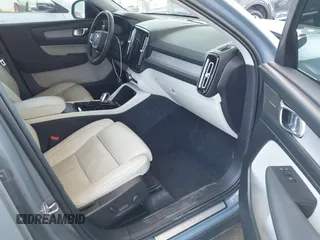 2023 Volvo XC40 Ultimate Dark Theme z VIN YV4L12UX9P2952245, wystawiony jako IAAI lot #42205666 z przebiegiem 19 952 mil mil oraz . Historia ofert i sprzedaży dostępna na DreamBid. Obrazek 5.