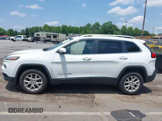 2016 Jeep Cherokee Latitude z VIN 1C4PJMCB2GW372592, wystawiony jako IAAI lot #42493346 z przebiegiem 95 519 mil mil oraz . Historia ofert i sprzedaży dostępna na DreamBid. Obrazek 14.