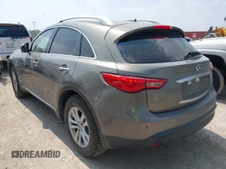 2015 Infiniti QX70 z VIN JN8CS1MU7FM380583, wystawiony jako IAAI lot #41937766 z przebiegiem 144 618 mil mil oraz . Historia ofert i sprzedaży dostępna na DreamBid. Obrazek 3.