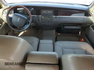 2006 Lincoln Town Car Signature Limited z VIN 1LNHM82W66Y650111, wystawiony jako Copart lot #56553695 z przebiegiem 184 625 mil mil oraz Czysty tytuł • Clean title. Historia ofert i sprzedaży dostępna na DreamBid. Obrazek 8.