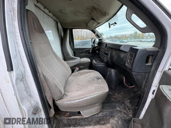 2018 GMC Savana z VIN 7GZ37SCG4JN001057, wystawiony jako Copart lot #54384465 z przebiegiem 206 021 mil mil oraz Tytuł czysty. Historia ofert i sprzedaży dostępna na DreamBid. Obrazek 5.