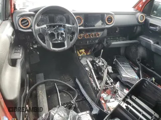 2018 Toyota Tacoma SR z VIN 3TMCZ5AN5JM127576, wystawiony jako Copart lot #47482925 z przebiegiem Nie podano mil oraz Szkoda całkowita • Salvage title. Historia ofert i sprzedaży dostępna na DreamBid. Obrazek 8.
