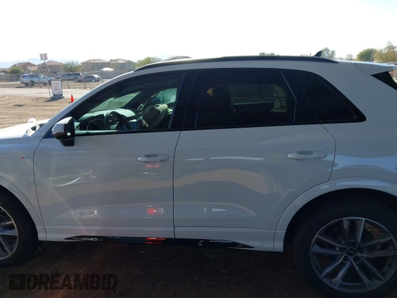 2024 Audi Q3 S line Premium Plus z VIN WA1EECF33R1112786, wystawiony jako IAAI lot #41611539 z przebiegiem 6372 mil mil oraz . Historia ofert i sprzedaży dostępna na DreamBid. Obrazek 13.