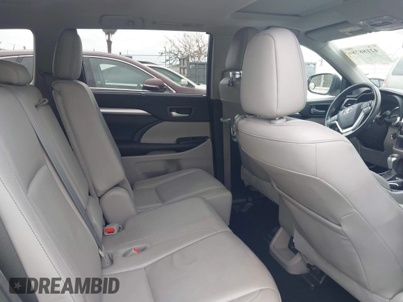 2016 Toyota Highlander XLE z VIN 5TDKKRFH0GS159225, wystawiony jako IAAI lot #42188784 z przebiegiem Nie podano mil oraz . Historia ofert i sprzedaży dostępna na DreamBid. Obrazek 8.