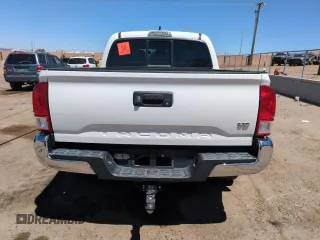 2017 Toyota Tacoma SR5 z VIN 5TFAZ5CN5HX048708, wystawiony jako Copart lot #53750475 z przebiegiem 104 861 mil mil oraz Szkody całkowita. Historia ofert i sprzedaży dostępna na DreamBid. Obrazek 6.