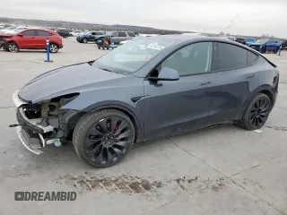2022 Tesla Model Y Performance z VIN 7SAYGDEF4NF380863, wystawiony jako Copart lot #45704715 z przebiegiem 42 600 mil mil oraz Szkoda całkowita • Salvage title. Historia ofert i sprzedaży dostępna na DreamBid. Obrazek 1.