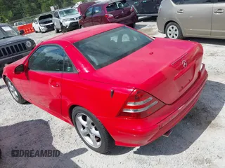 2002 Mercedes-Benz SLK 320 z VIN WDBKK65F22F254147, wystawiony jako IAAI lot #42017888 z przebiegiem 100 094 mil mil oraz . Historia ofert i sprzedaży dostępna na DreamBid. Obrazek 3.