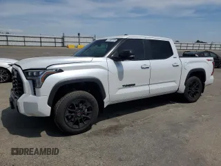 2025 Toyota Tundra SR5 z VIN 5TFWA5DB3SX276621, wystawiony jako Copart lot #57306705 z przebiegiem 4 559 mil mil oraz Szkoda całkowita • Salvage title. Historia ofert i sprzedaży dostępna na DreamBid. Obrazek 1.